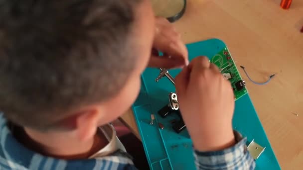 Focus op het werk in het bedrijfsleven tiener handen houden onderdelen microcircuit — Stockvideo