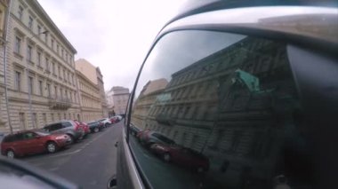 Şehirdeki ulaşım yolcusu. Hareket şehrinin yansıması camda.