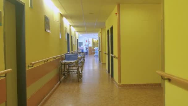 Corridor with mobile bunks of the medical and rehabilitation clinical center. — Stock Video