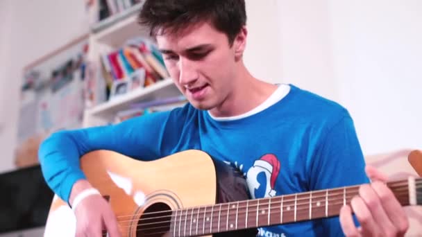 Sentymentalny facet gra na gitarze w pokoju. Żyjący stan emocjonalny w izolacji — Wideo stockowe