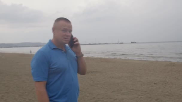Rezervuarın kıyısında bir adam telefonla konuşuyor. Tarih bekleniyor. — Stok video