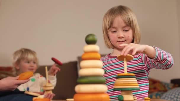 Mekaniskt spel, gör träpyramid. Färdigställande av familjeskola. — Stockvideo