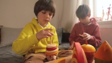 Kardeşler ahşap piramitleri toplar boş zamanlarında oyuncakları çocuk eğitimini işler.