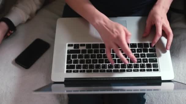 Arbetare händer skriver text på laptop tangentbordet. Reflex av ilska på jobbet. — Stockvideo