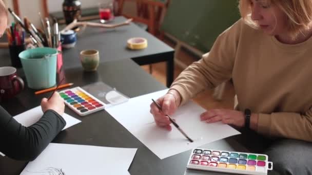 Make homemade paintings. Drawing with a brush paper. Splatter paint on paper. — Stock Video