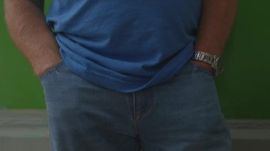 Köşedeki evde erkek pantolonunun cebinde. Toplantı için bekliyorum.. 