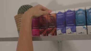 El yerleştirme kutuları boya. Rafta çok renkli bir paket satırı. 