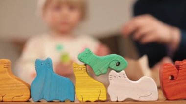 Kedi şeklinde çok renkli nesneler var. Rakamları teker teker katlıyor..