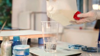 Kutuya epoksi reçine döküyorum. Hazırlık materyal oluşturma sanat atölyesi.