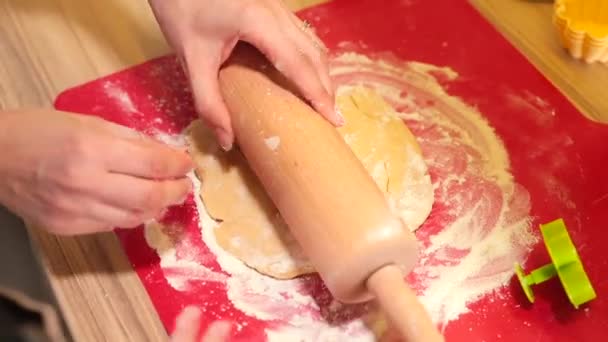 Çocuk elleri hamuru merdaneyle çeviriyor. Yiyecek imalatı için hazırlık — Stok video