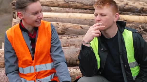 Trabajadores del aserradero hablando. Fumar cigarrillos en el trabajo de tala libre — Vídeos de Stock