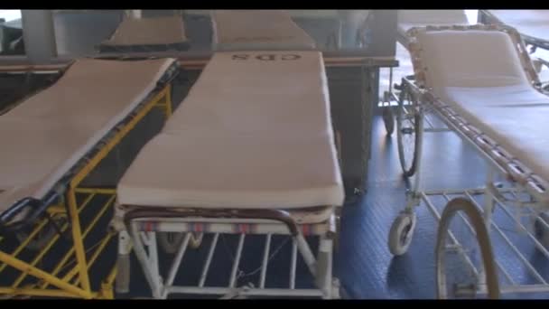 Krankenwagen transportieren Kranke in die Notaufnahme des Krankenhauses. — Stockvideo