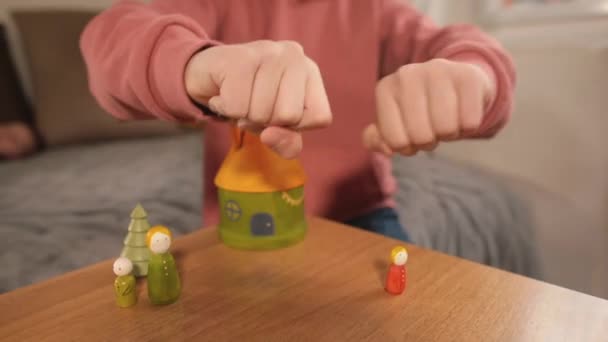 Teenager hands make trick figurine disappearing obtaining knowledge sleight hand — Stock Video