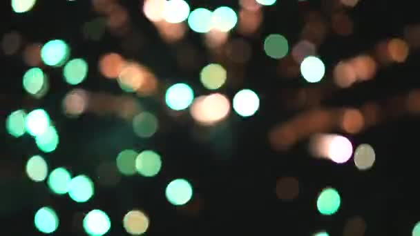 Feuerwerk am schwarzen Himmel, Bokeh. Unscharfe Lichtpunkte auf schwarzem Hintergrund. — Stockvideo