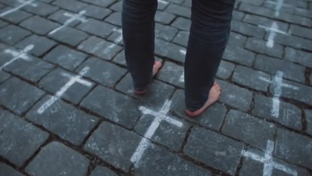 바닥에 있는 필그림 맨발. 십자가를 그렸다. 올바른 길을 상징함. — 비디오