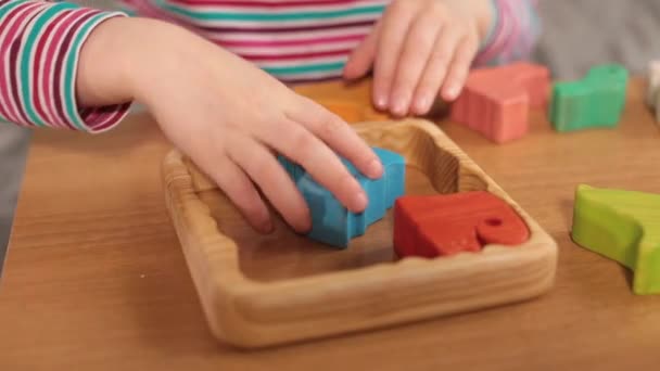Детская головоломка. Поиск решения и концентрация внимания на вопросе. — стоковое видео