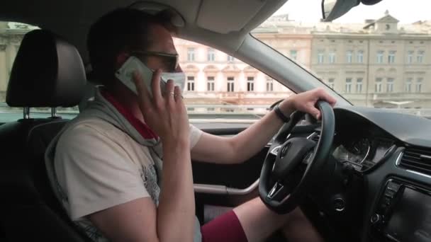 男出租车司机戴着面具，在车里讲电话。他结束了与客户的对话 — 图库视频影像