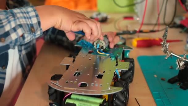 Teenagers hands cut off from typewriter during repairs. Using tools work. — Stock Video