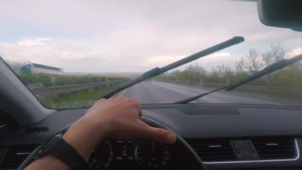 Let op je hand. Naleving van de maximumsnelheid van de rijstrook tellers glas — Stockvideo