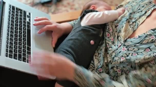Онлайн-курсы учат уходу за новорожденными и младенцами, как планировать сон. — стоковое видео
