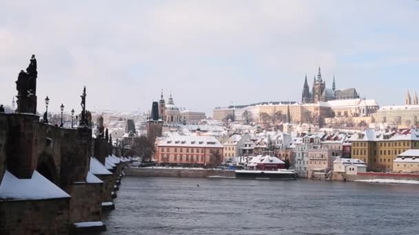 Widok na Zamek Praski zimą. Rzeka Wełtawa Most Karola Widok turystyczny miasto. — Wideo stockowe