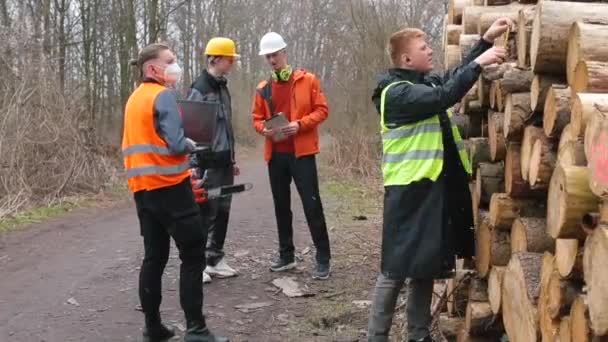Los trabajadores miden almacén troncal de venta de madera. Cálculo de productos antes de cargar — Vídeo de stock
