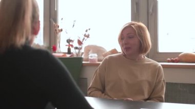 Zihinsel bağlantı. Kadın psikolog sanat terapisi konuşuyor. Yaratıcılık sanatı dersi