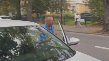 Bir adam kaput otoyolu açıyor. Seyahatten önce planlanmış denetim aracı motoru.