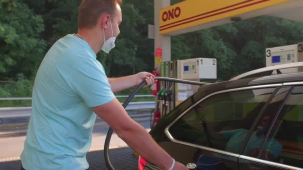 Uomo auto di rifornimento, tenendo il tubo con la mano, guardando dispenser, controllo. — Video Stock