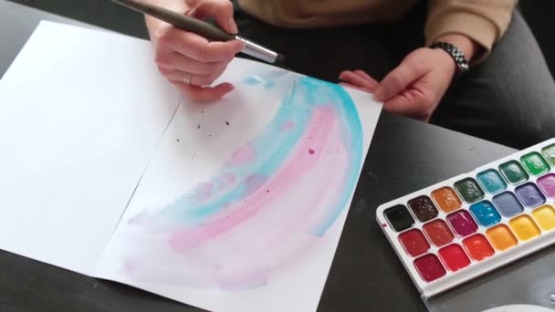 Ze smeert op de kleurstof. De techniek van het uitvoeren van het beeld met behulp van aquarel. — Stockvideo