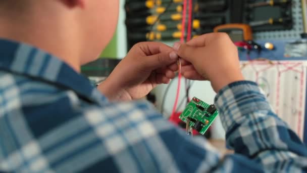 As mãos adolescentes estão segurando as peças e detalhes do microcircuito. — Vídeo de Stock