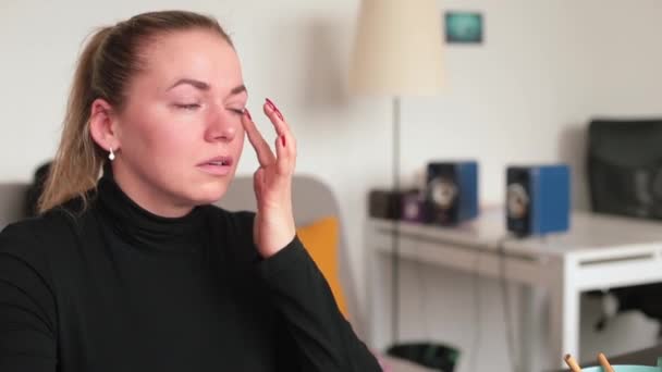Aptitudes mentales formation du patient pleure lors de la séance avec le thérapeute — Video