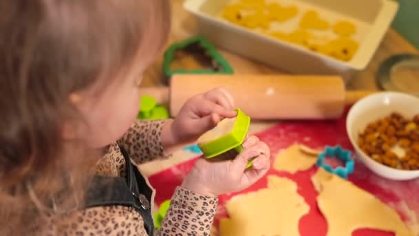 Mutter und Tochter backen Plätzchen. Das Mädchen schüttet Mehl, klatscht in die Hände. — Stockvideo