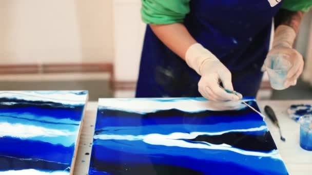 Travailler avec de la peinture liquide sur surface dure. Liberté d'expression fantaisie créative. — Video