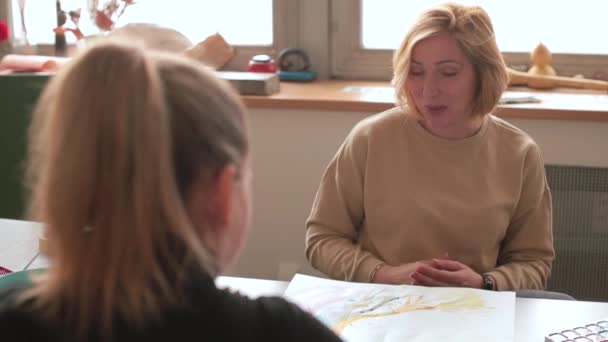 Le client parle à la clinique prénatale. Elle regarde en face, sourit. Messagerie orale. — Video