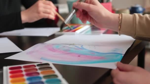 Haz pinturas caseras. Dibujo con pincel sobre papel. — Vídeo de stock