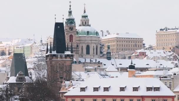 Pohyb kamery na zasněžených střechách starého města v zimě. — Stock video