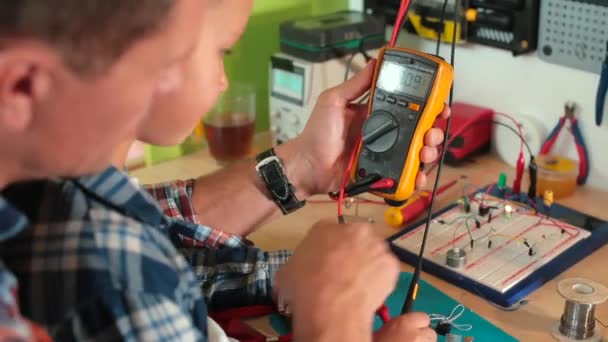 Otec syn kontrolu elektrického zařízení test vodivosti elektřiny pomocí zařízení — Stock video