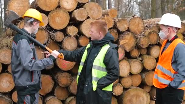 Працівник каже про план роботи по обробці деревини . — стокове відео