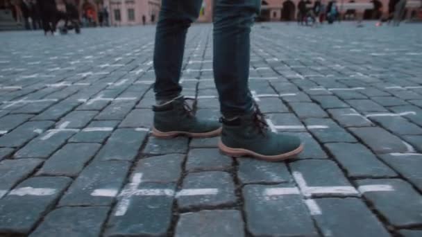 Перехрестя намальовані. Чоловік робить кроки в меморіалі COVID-19 в Празі.. — стокове відео