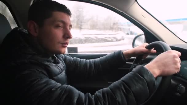 Працюючи водієм, безпечний транспорт людей водить машину. — стокове відео
