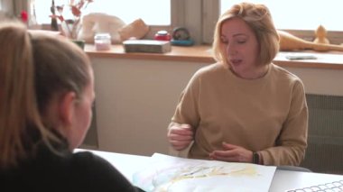 Uzmanların terapi psikolojisi. Konuşuyor ve doğaçlama resim yapıyor.