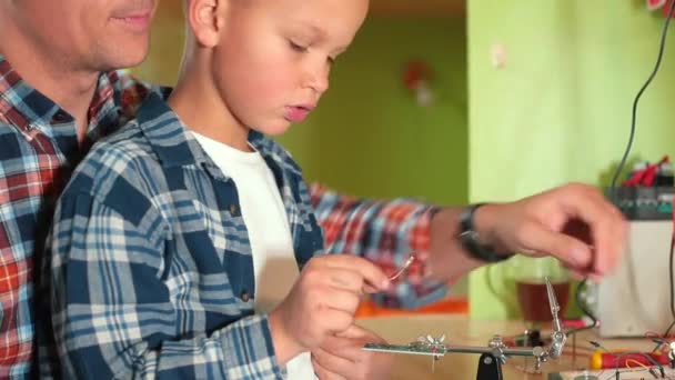 Homeschooling papá padre habla acerca de la técnica de hacer un tablero eléctrico — Vídeos de Stock