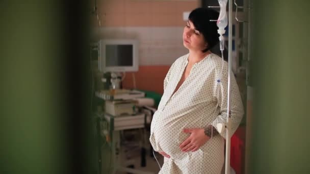 Беременная женщина держит живот схватками рук. Стимуляция труда. — стоковое видео