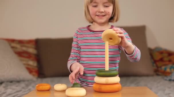 Den Kindern die Schritte des Entscheidungsprozesses beizubringen. Sitzung mit Kinderpsychologen. — Stockvideo