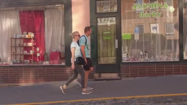 Egy pár férfi és nő költözik utcavárosban. Egy gyalogos költözik.. — Stock videók