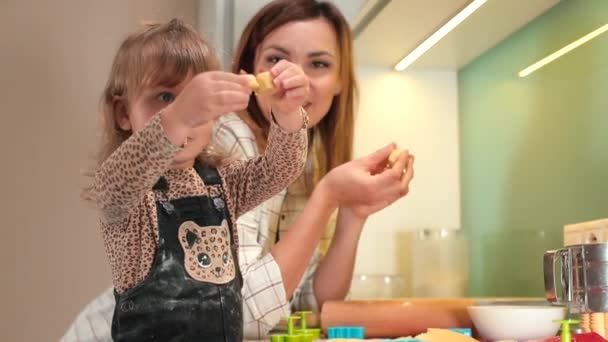 Tochter beschmiert Mutter Nase mit Mehl in Küche Lustiges Spiel beim Teigmachen. — Stockvideo