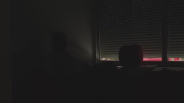 Koltukta oturan adam. Pencere perdeleri açılıyor. Çalışma gününün başlangıcı.
