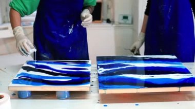 İlham verici ressam resmin üzerine boya döküyor, bedava doğaçlama çizimler yapıyor.