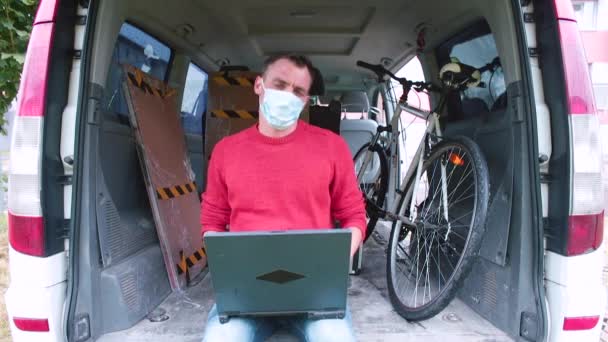 Freelancer maskesi, yüz maskeli araç kullanarak nefes koruma mesajı veriyor. — Stok video
